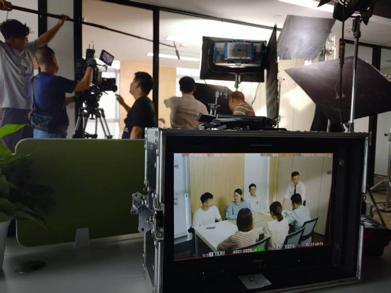 张家港市TVC拍摄公司：科技产品视觉化大师，诠释未来感与功能美学